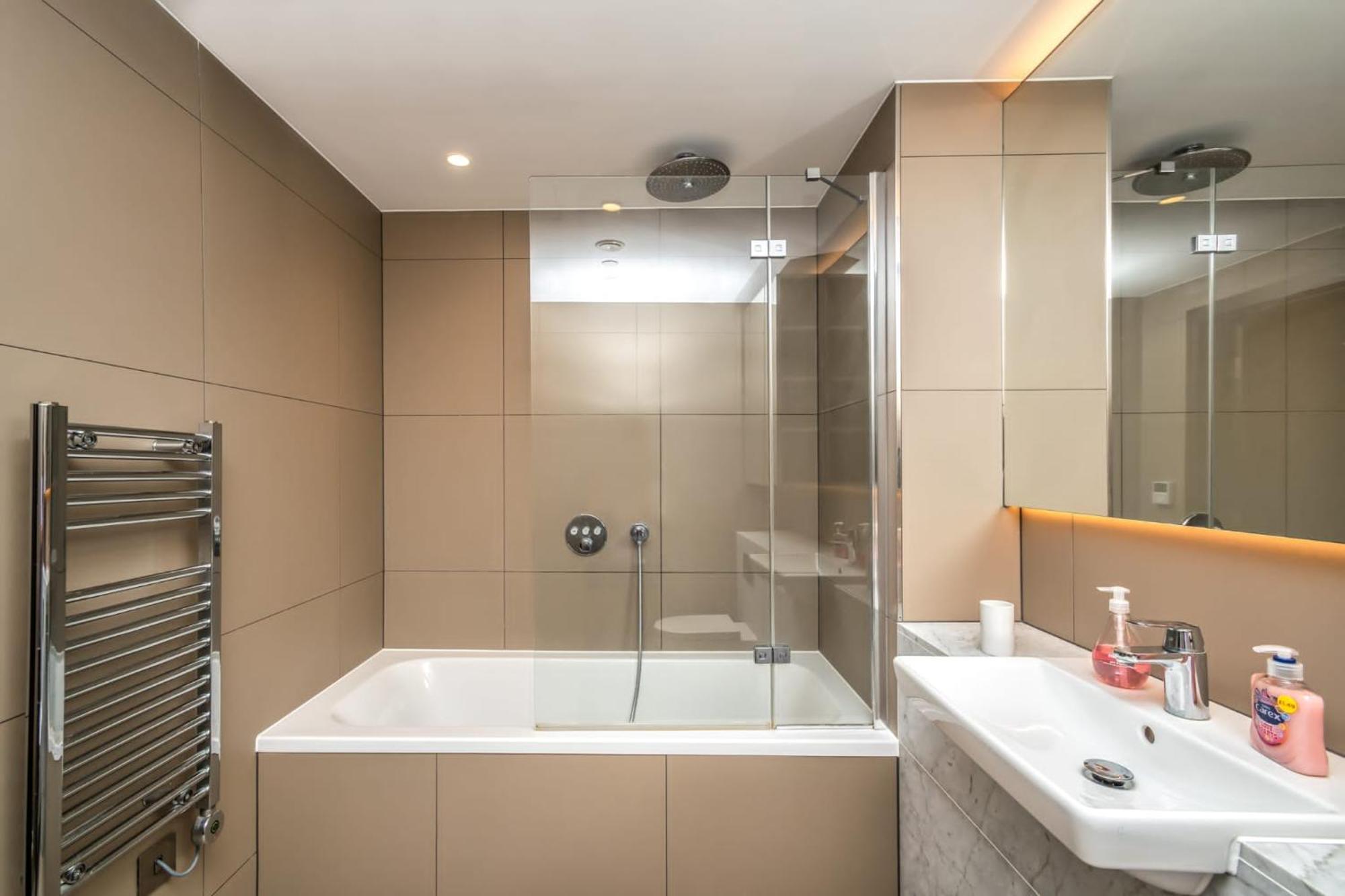 Luxury 2 Bedroom Apartment In Tower Hill Londra Esterno foto